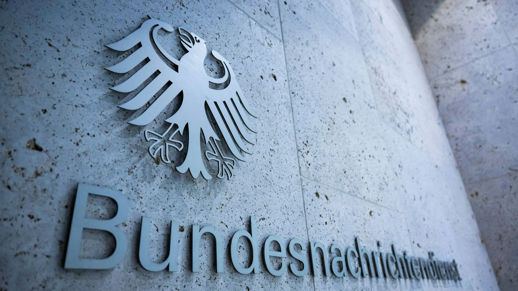22.12.2022, Berlin: An einem Eingang der Zentrale des Bundesnachrichtendienstes steht der Schriftzug des Geheimdienstes. Der Generalbundesanwalt hat einen Mitarbeiter des Bundesnachrichtendienstes (BND) wegen des Verdachts auf Landesverrat festnehmen lassen. Foto: Christophe Gateau/dpa +++ dpa-Bildfunk +++