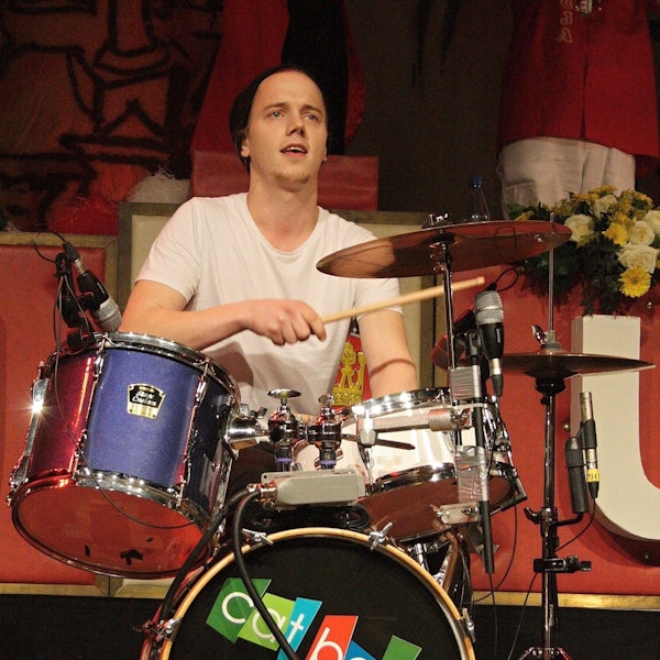 Michael Kraus spielt Schlagzeug