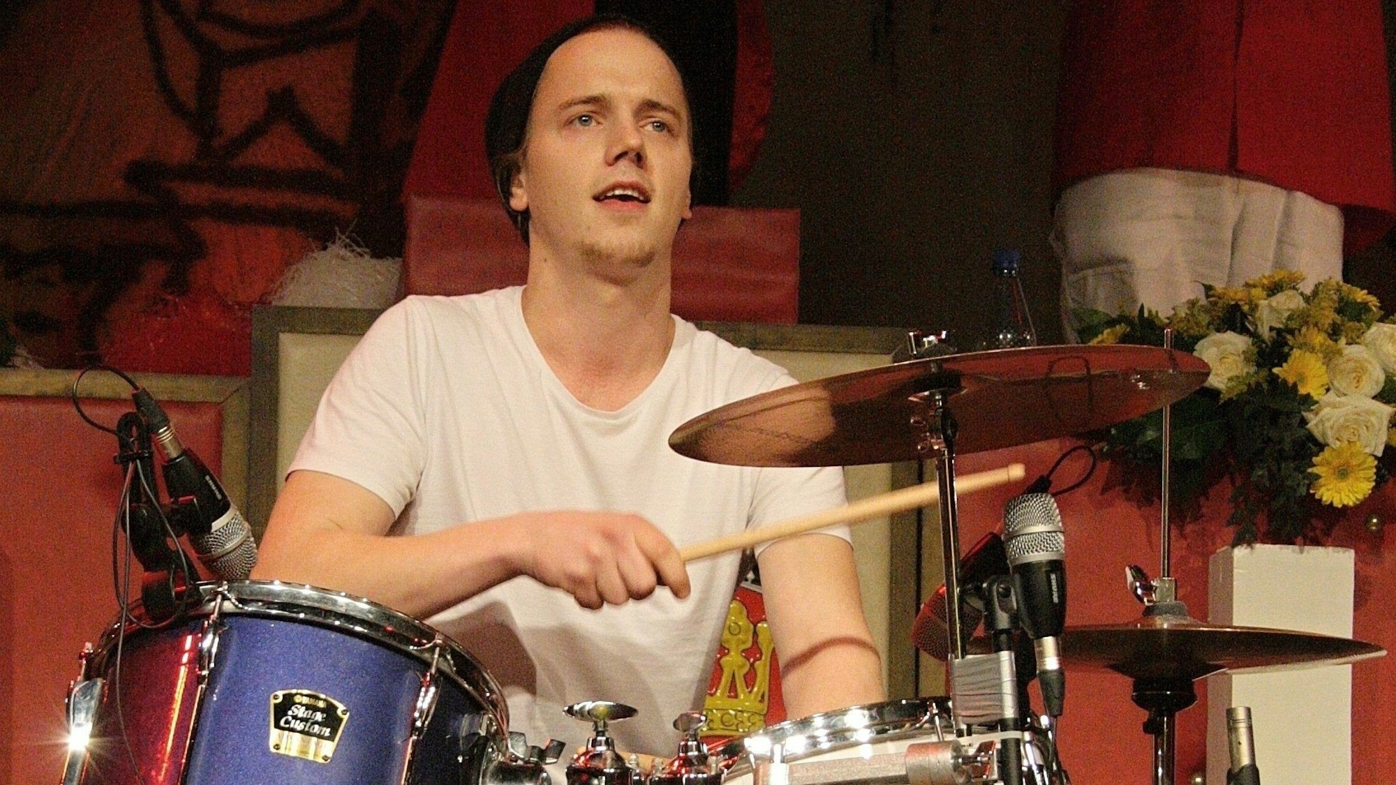 Michael Kraus spielt Schlagzeug