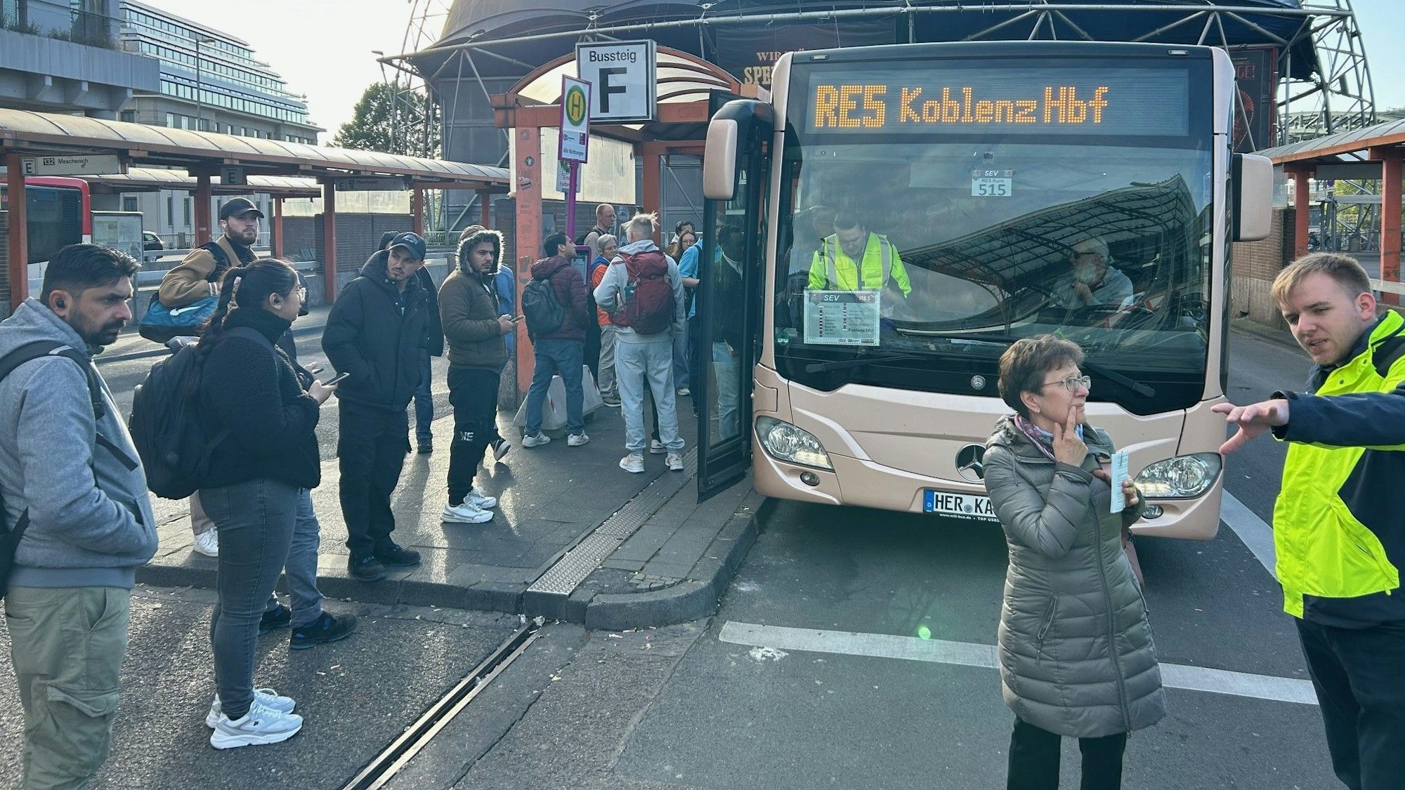 Fragen über Fragen: Vom Busbahnhof am Breslauer Platz fährt nur ein Teil des Schienenersatzverkehrs.