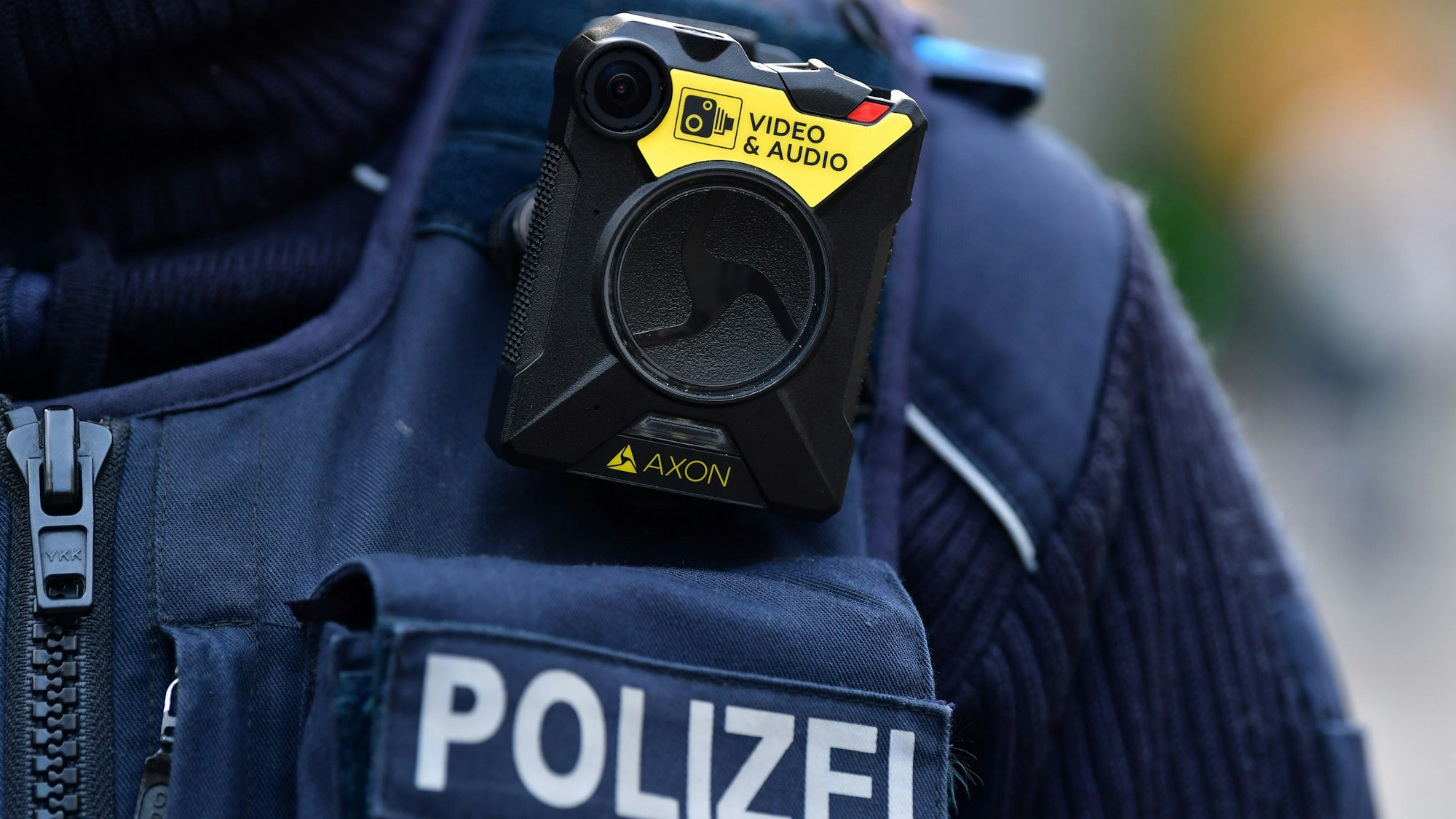 Ein Polizist trägt eine mobile Körperkamera, die sogenannte Bodycam