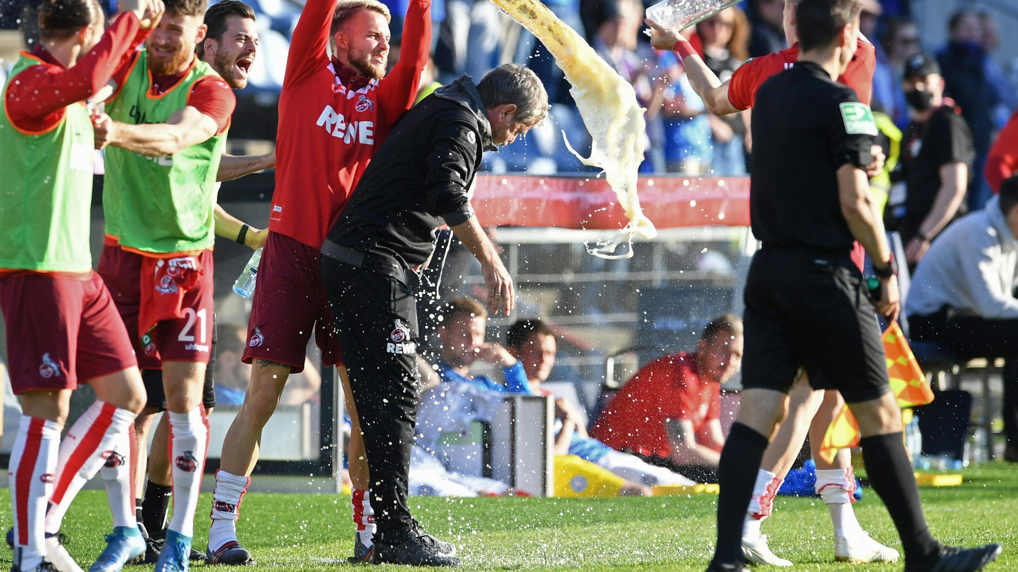 Friedhelm Funkel nach der erfolgreichen Rettungsaktion im Mai 2021 in der Relegation gegen Holstein Kiel.
