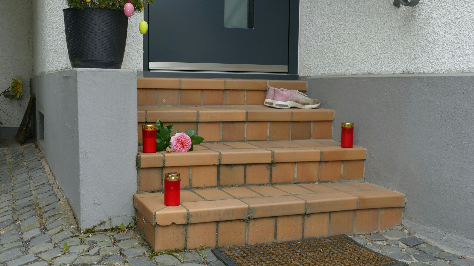 Kerzen standen nach dem tödlichen Angriff auf die 30-Jährige vor ihrer Haustür. (Archivbild)