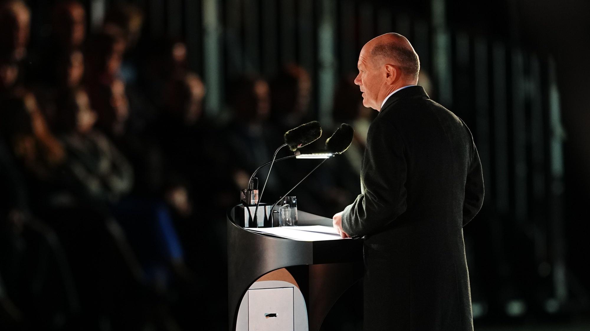 05.05.2025, Berlin: Olaf Scholz (SPD), geschäftsführender Bundeskanzler, spricht beim großen Zapfenstreich der Bundeswehr anlässlich seiner Verabschiedung. Mit der Militärzeremonie nach Sonnenuntergang im Fackelschein werden vor dem Verteidigungsministerium in Berlin traditionell alle Kanzler, Bundespräsidenten, Verteidigungsminister und hochrangige Militärs bei ihrem Ausscheiden geehrt. Foto: Kay Nietfeld/dpa +++ dpa-Bildfunk +++