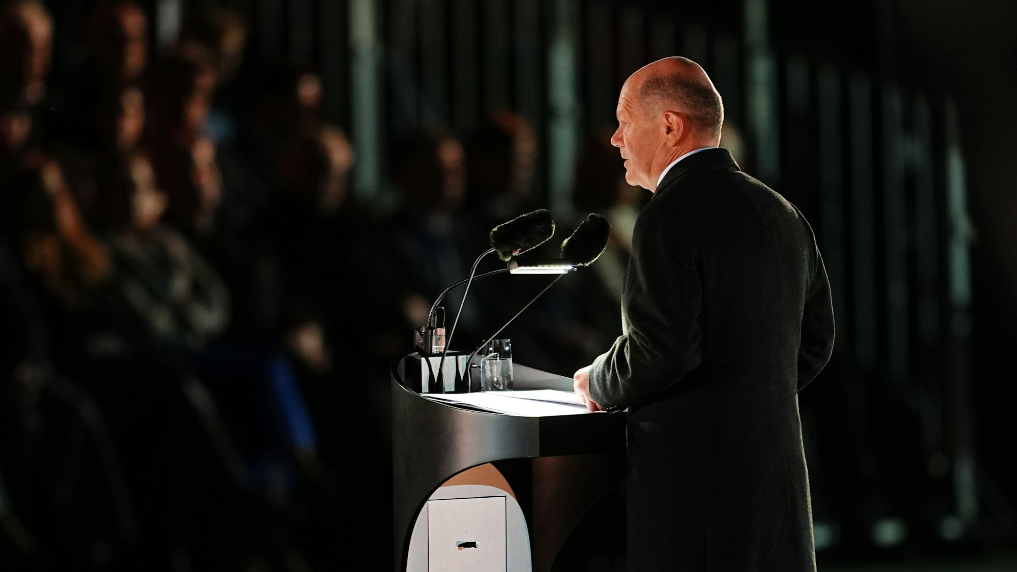 05.05.2025, Berlin: Olaf Scholz (SPD), geschäftsführender Bundeskanzler, spricht beim großen Zapfenstreich der Bundeswehr anlässlich seiner Verabschiedung. Mit der Militärzeremonie nach Sonnenuntergang im Fackelschein werden vor dem Verteidigungsministerium in Berlin traditionell alle Kanzler, Bundespräsidenten, Verteidigungsminister und hochrangige Militärs bei ihrem Ausscheiden geehrt. Foto: Kay Nietfeld/dpa +++ dpa-Bildfunk +++