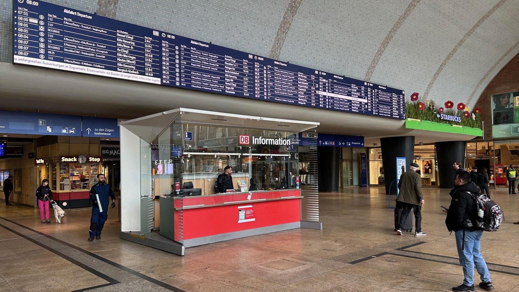Ein ungewohntes Bild: Die Halle des Hauptbahnhofs ist am Montagmorgen um acht Uhr so gut wie menschenleer.