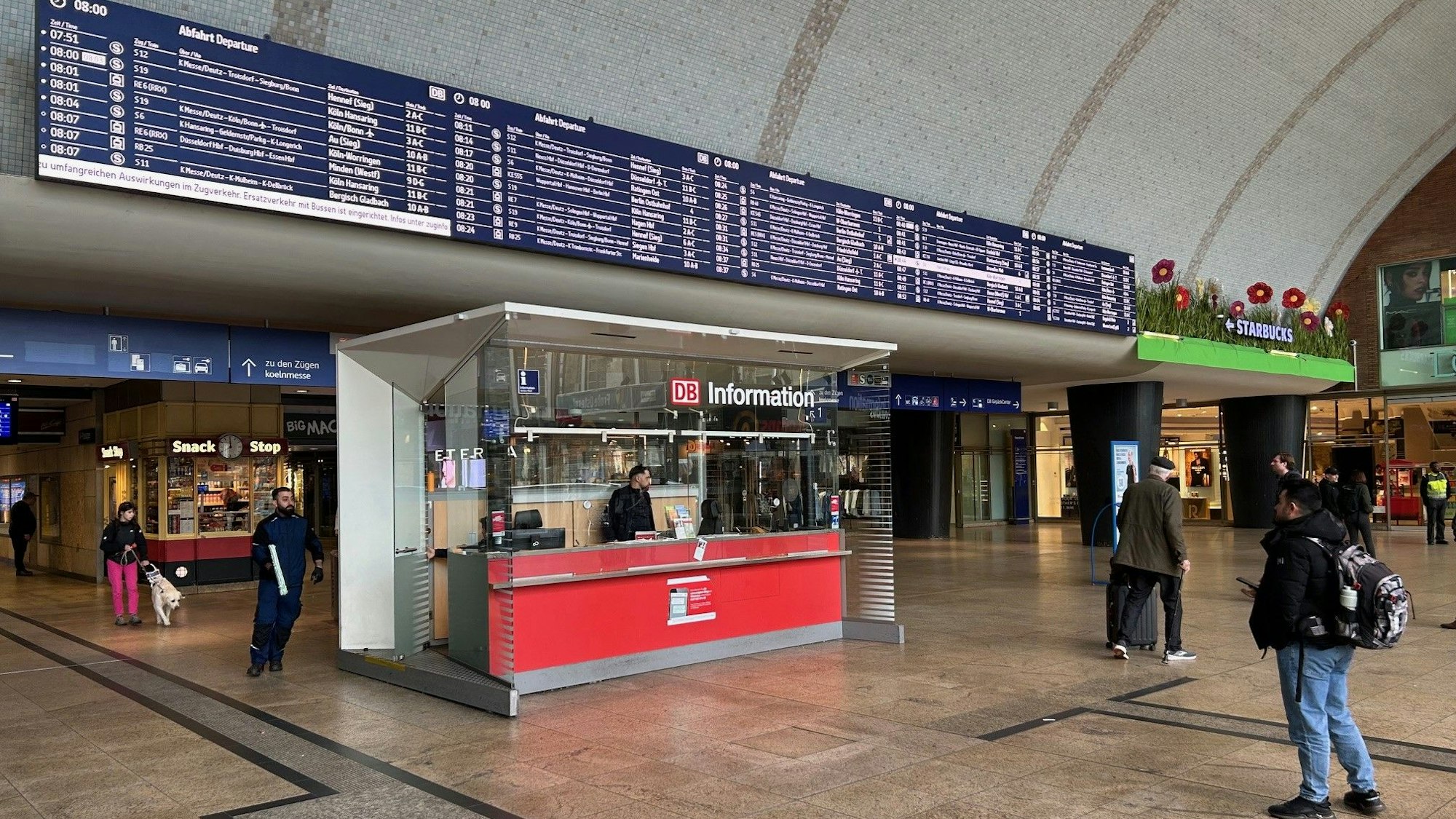Ein ungewohntes Bild: Die Halle des Hauptbahnhofs ist am Montagmorgen um acht Uhr so gut wie menschenleer.