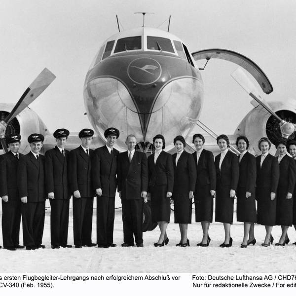 Nach dem Abschluss ihres Lehrgangs warten die ersten Flugbegleiterinnen und Flugbegleiter im Frühjahr 1955 vor einer Convair-Maschine auf ihren Einsatz.
