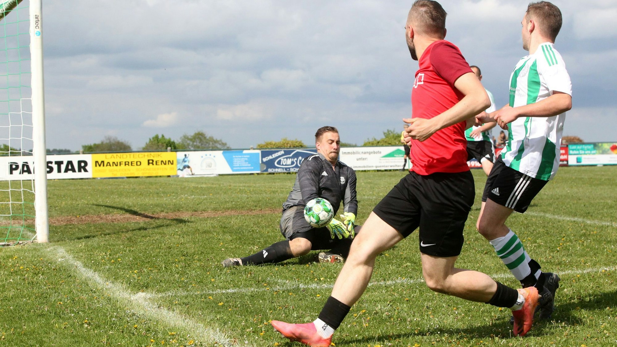 Schöneseiffens Torwart pariert einen Ball, kann ihn aber zunächst nicht fangen.