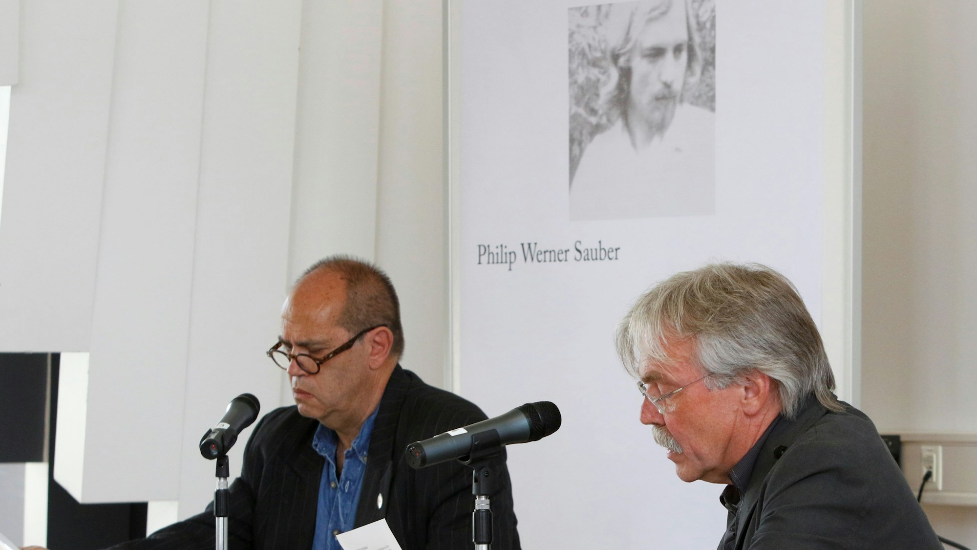 Brian Michaels (l.) und Udo Behrendes bei einer Gedenkveranstaltung für den getöteten Polizisten Walter Pauli im Mai 2015.
