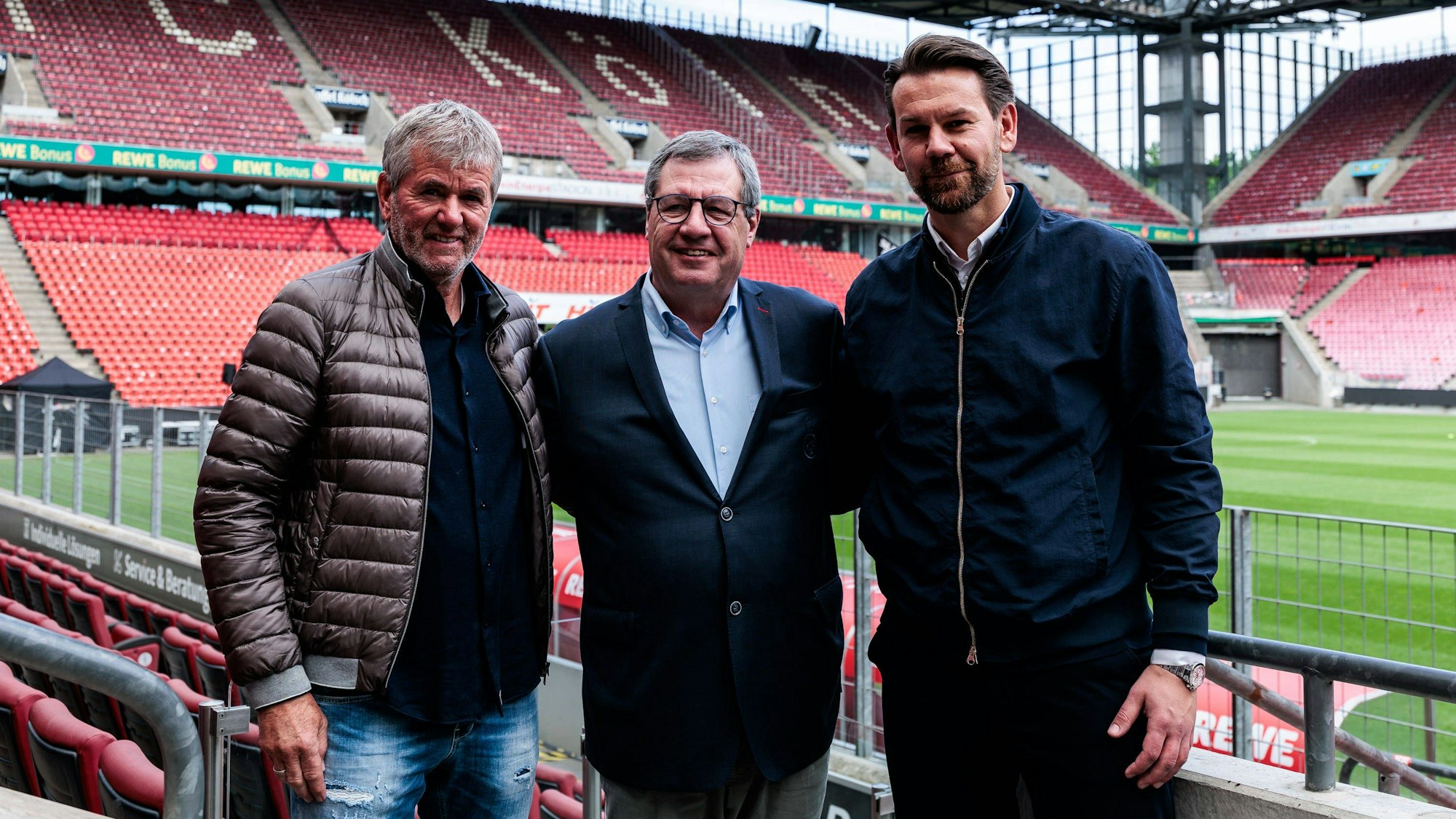 1. FC Köln Pressekonferenz Vorstellung Friedhelm Funkel 05.05.2025 Friedhelm Funkel Cheftrainer, Trainer 1. FC Köln, Dr. Werner Wolf Präsident 1. FC Köln und Thomas Kessler Sportdirektor 1. FC Köln posieren im Stadion Pressekonferenz