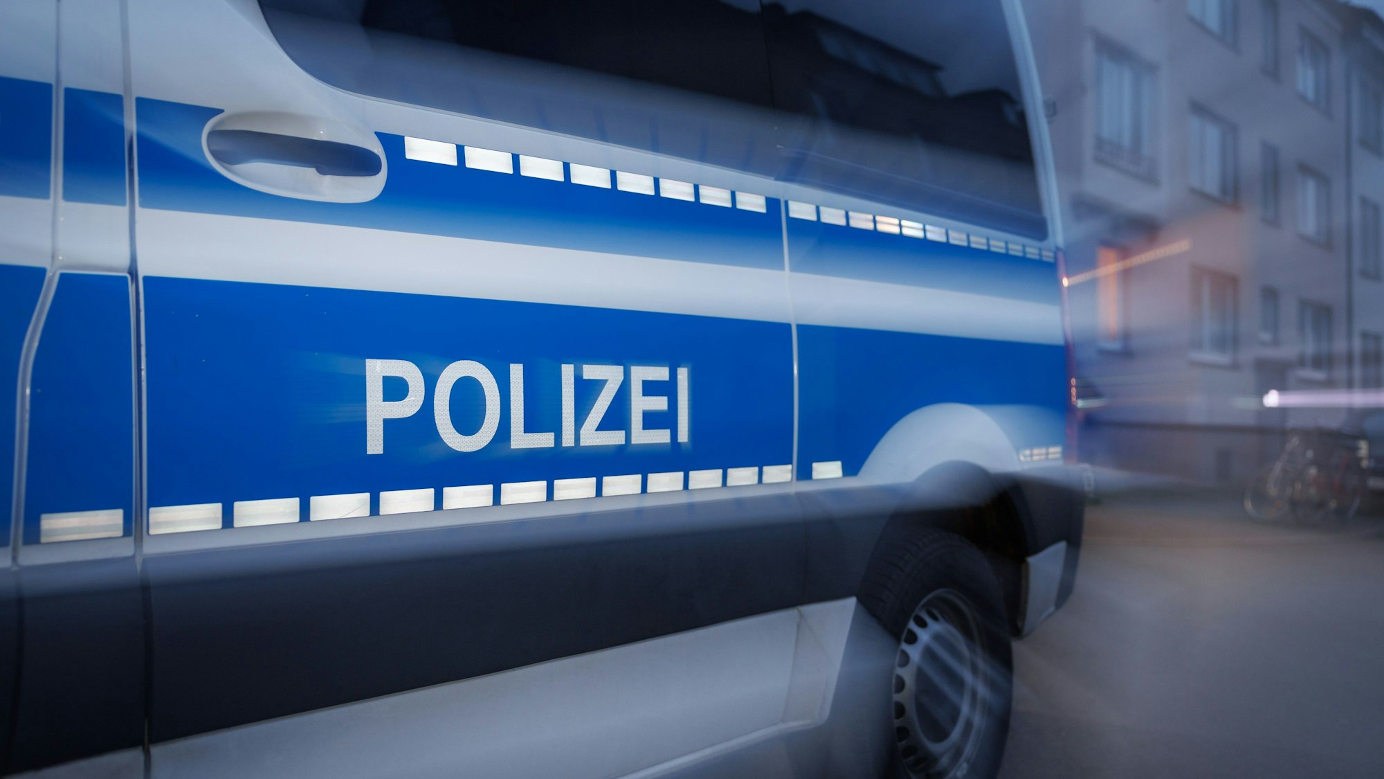 Ein Fahrzeug der Polizei steht auf einer Straße. (Archivbild)
