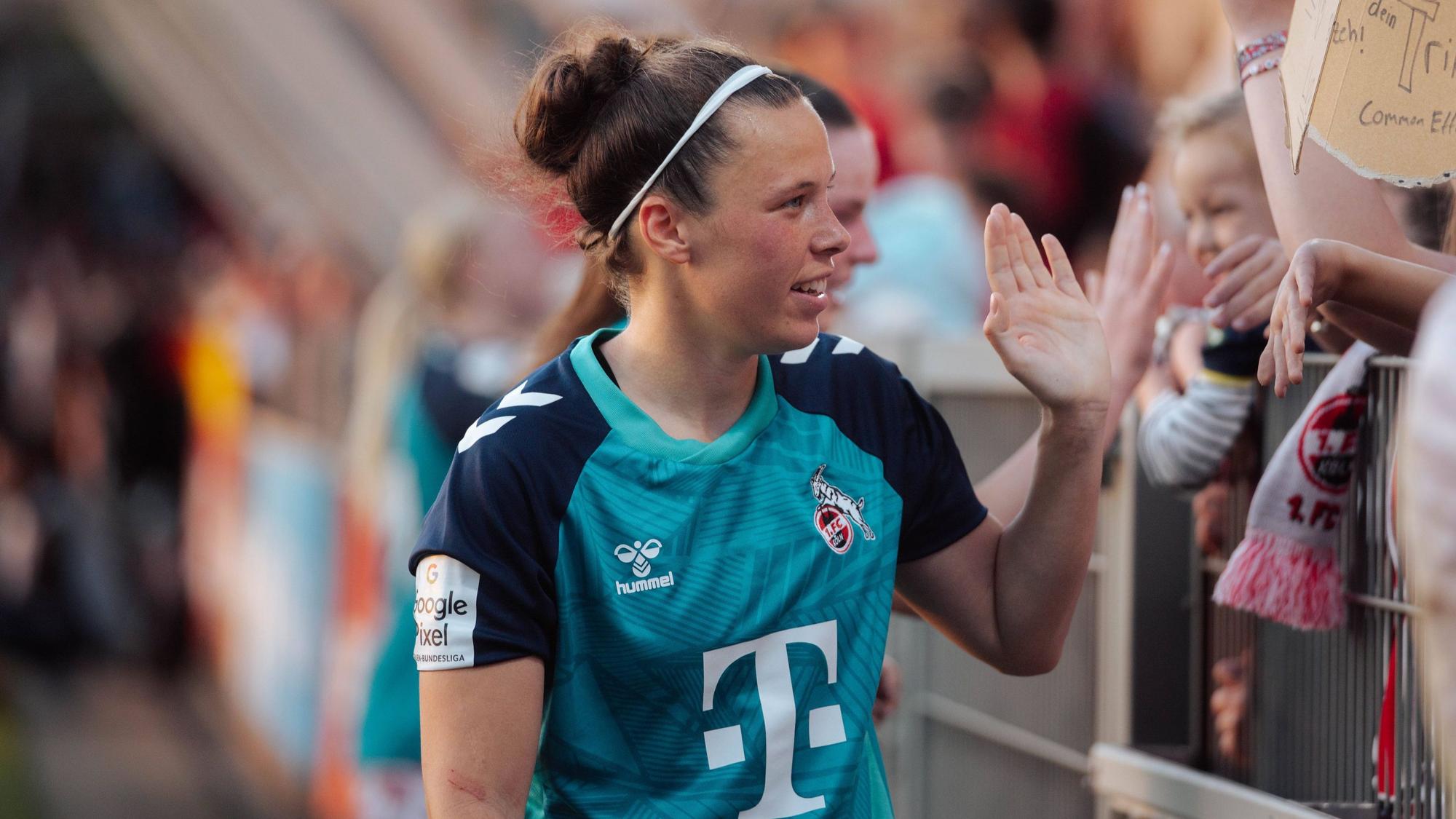 14.04.25, Frauen, Fussball, 1.BL, Saison 2024/2025, Bayer 04 Leverkusen - 1. FC Köln, 19. Spieltag Nicole Billa 17 vom 1.FC Koeln Abklatschen mit Fans Leverkusen Ulrich-Haberland-Stadion NRW Deutschland *** 14 04 25, Women, Soccer, 1 BL, Season 2024 2025, Bayer 04 Leverkusen 1 FC Köln, Matchday 19 Nicole Billa 17 vom 1 FC Koeln Abklatschen mit Fans Leverkusen Ulrich Haberland Stadion NRW Germany