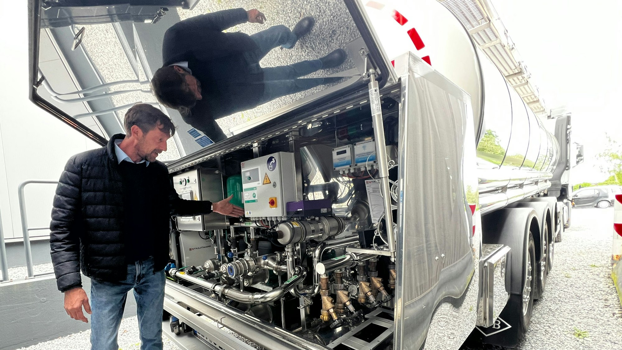 Hendrik Stradtmann an einem Tank-Lastwagen.