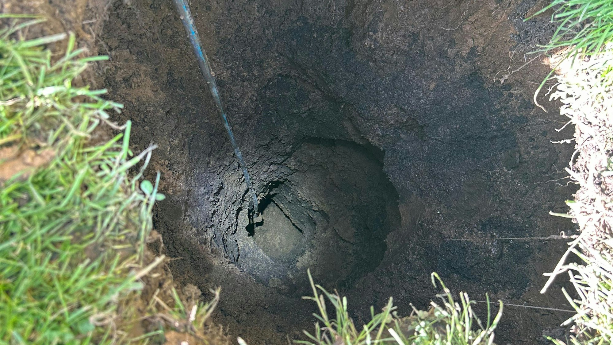 Zu sehen ist ein tiefes Erdloch.