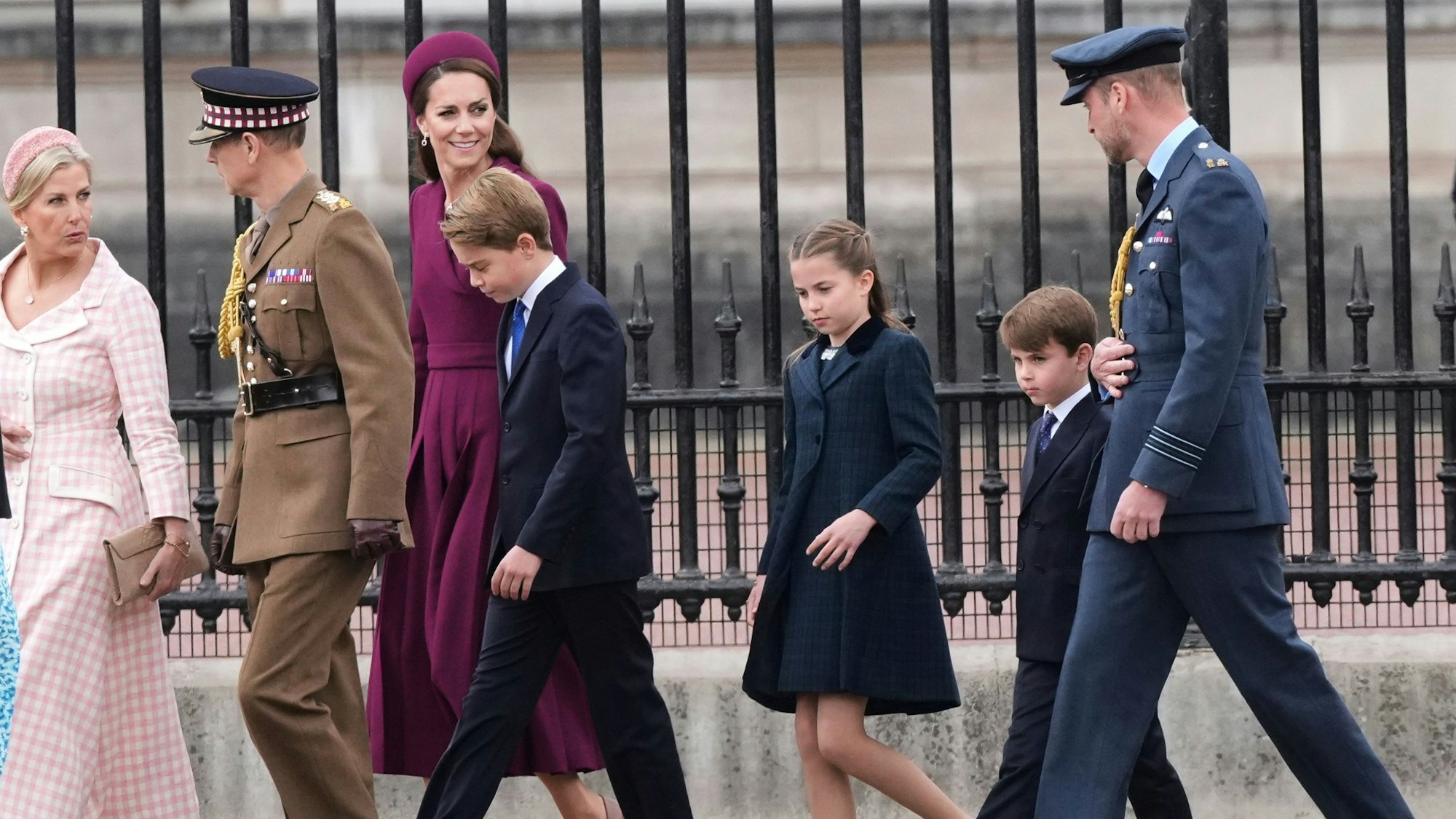 Herzogin Sophie, Prinz Edward, Prinzessin Kate, Prinz William sowie die Kinder George, Charlotte und Louis auf dem Weg vom Buckingham Palace zur Parade anlässlich des 80. Jahrestags des VE Day.