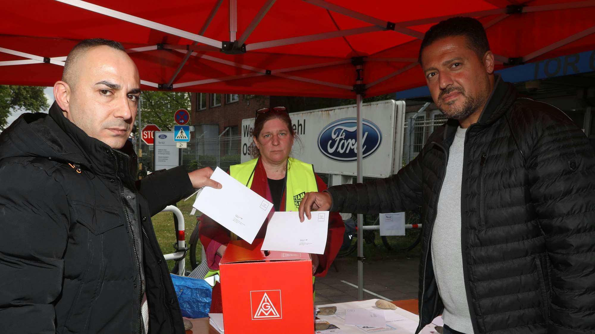 Yücel ist seit 1998 bei Ford und Özgür seit 2001 bei der Abgabe ihrer Stimmen (v.l.). Betriebsversammlung bei Ford und Beginn der Urabstimmung.