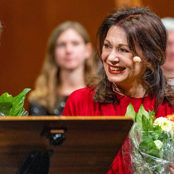 Iris Berben las aus „Gleichzeit: Briefe zwischen Israel und Europa“.