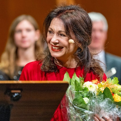 Iris Berben las aus „Gleichzeit: Briefe zwischen Israel und Europa“.