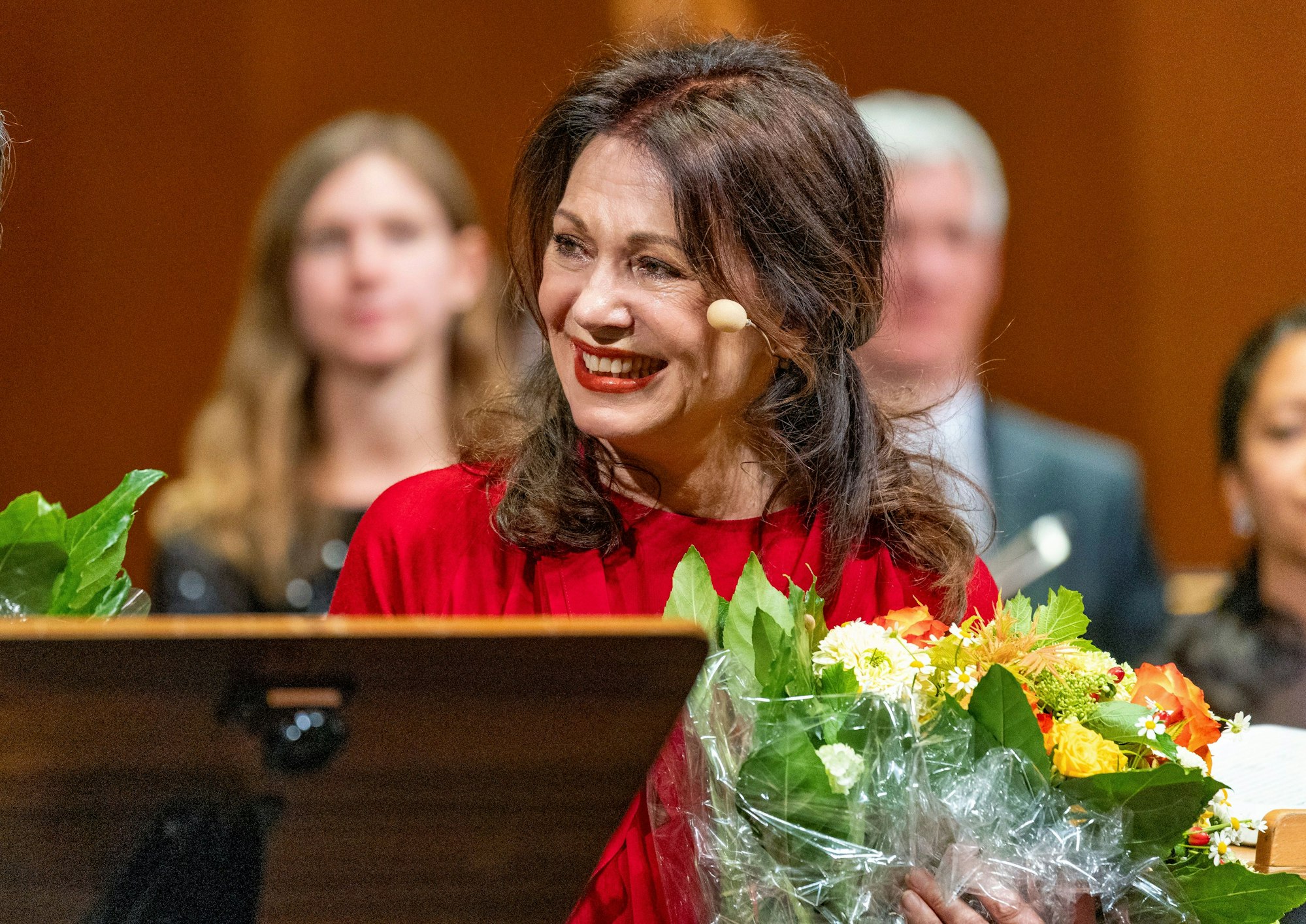 Iris Berben und Bayer-Philharmoniker traten im Erholungshaus auf.