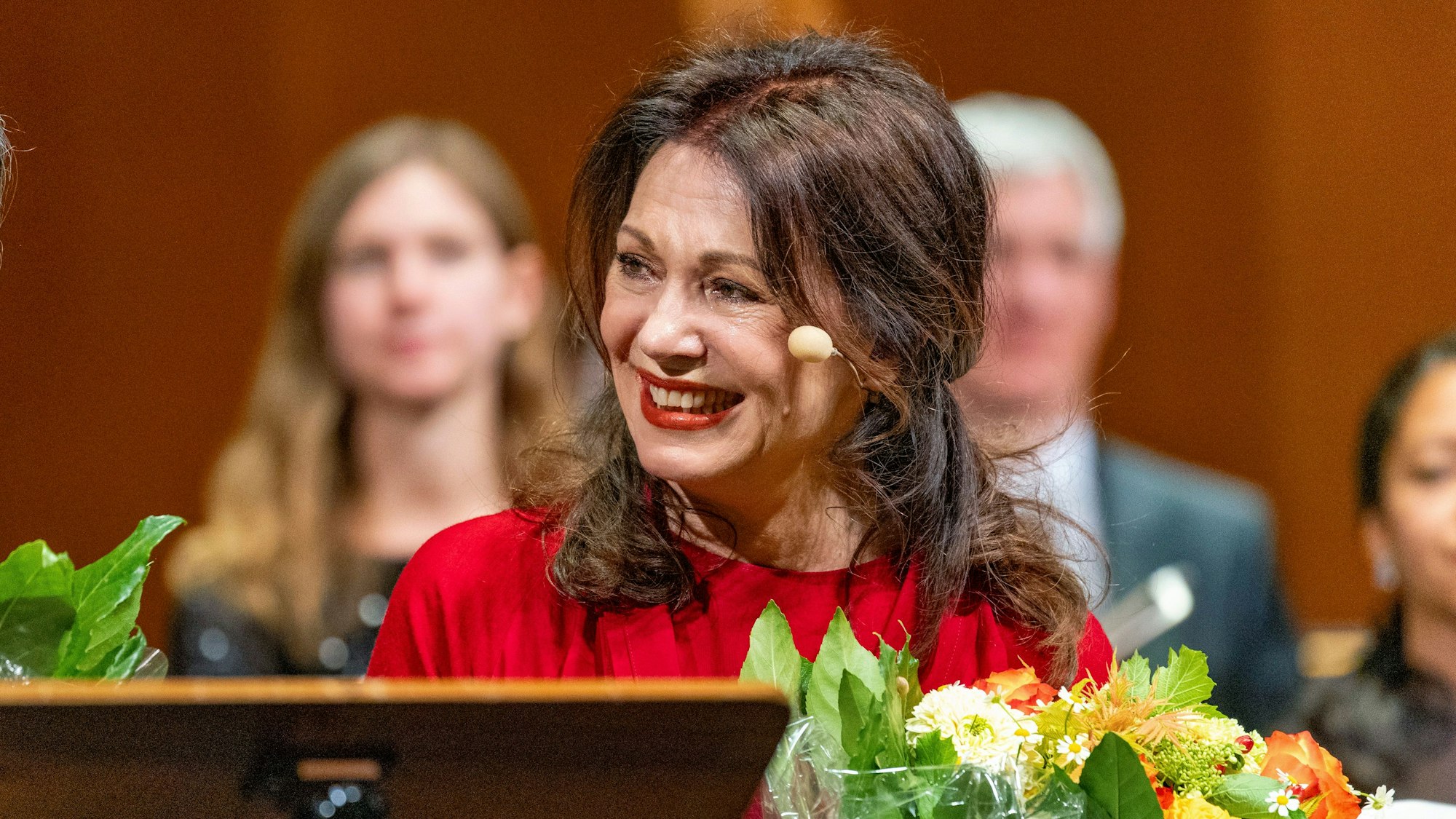 Iris Berben las aus „Gleichzeit: Briefe zwischen Israel und Europa“.