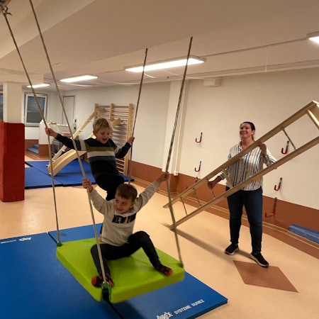 Kinder im Bewegungsraum