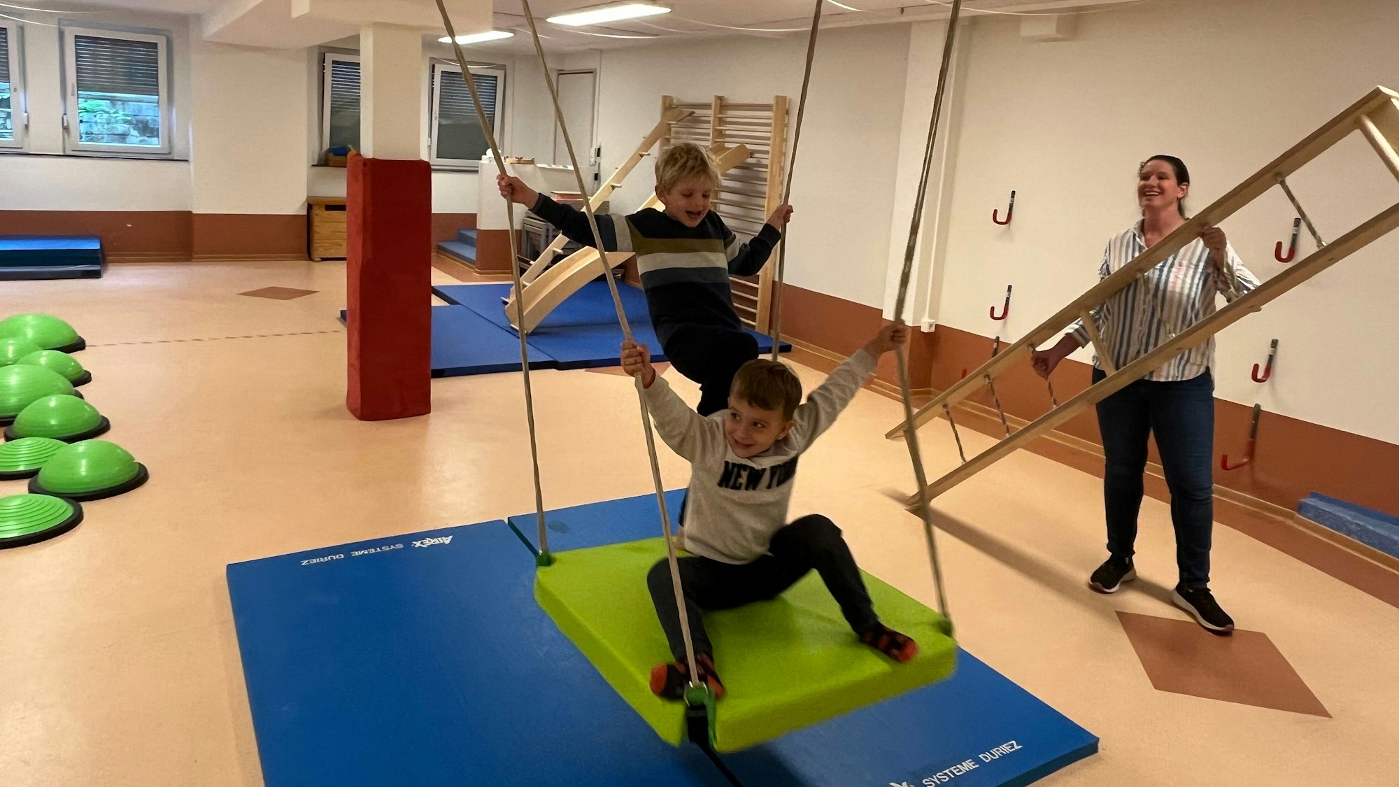 Kinder im Bewegungsraum