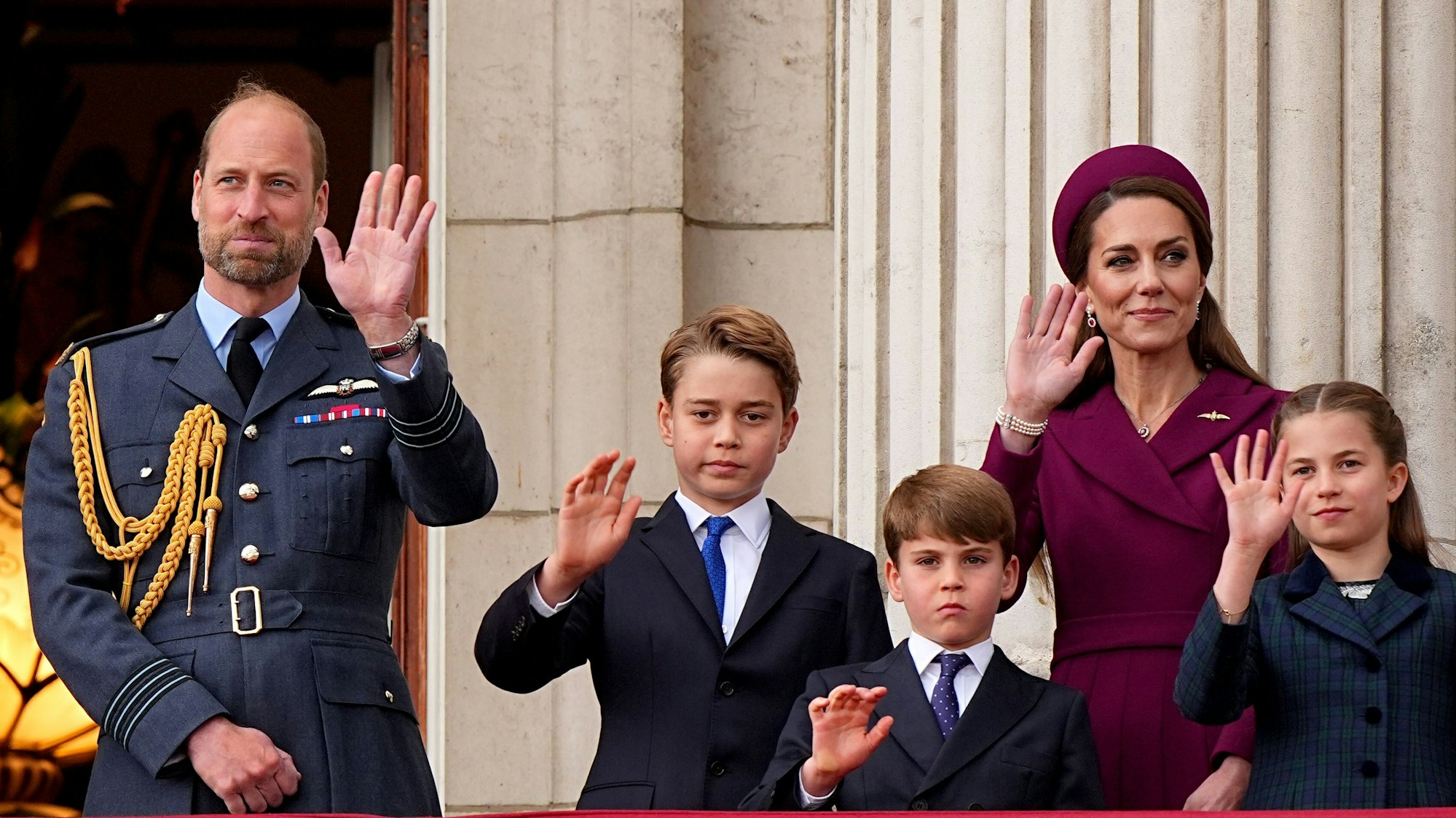 Prinz William (l-r), Prinz George, Prinz Louis, Prinzessin Kate und Prinzessin Charlotte stehen auf dem Balkon des Buckingham Palastes in London.