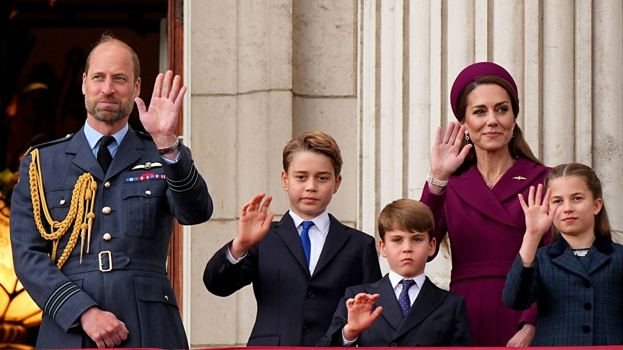 Prinz William (l-r), Prinz George, Prinz Louis, Prinzessin Kate und Prinzessin Charlotte stehen auf dem Balkon des Buckingham Palastes in London.