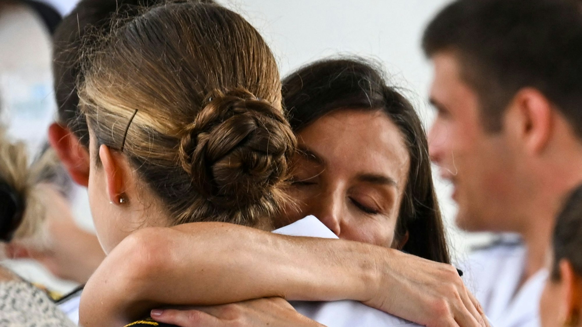 Kronprinzessin Leonor (l) wird von ihrer Mutter, der spanischen Königin Letizia, begrüßt.