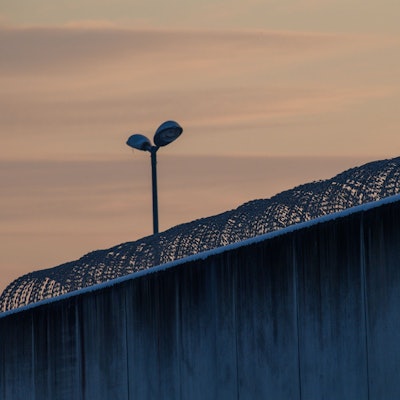 ARCHIV - 13.12.2022, Sachsen-Anhalt, Burg: Der Tag bricht über der drahtbewährten Mauer der Justizvollzugsanstalt Burg an. (zu dpa: «Nur wenige Gefangene dürfen Langzeitbesuch empfangen») Foto: Klaus-Dietmar Gabbert/dpa +++ dpa-Bildfunk +++