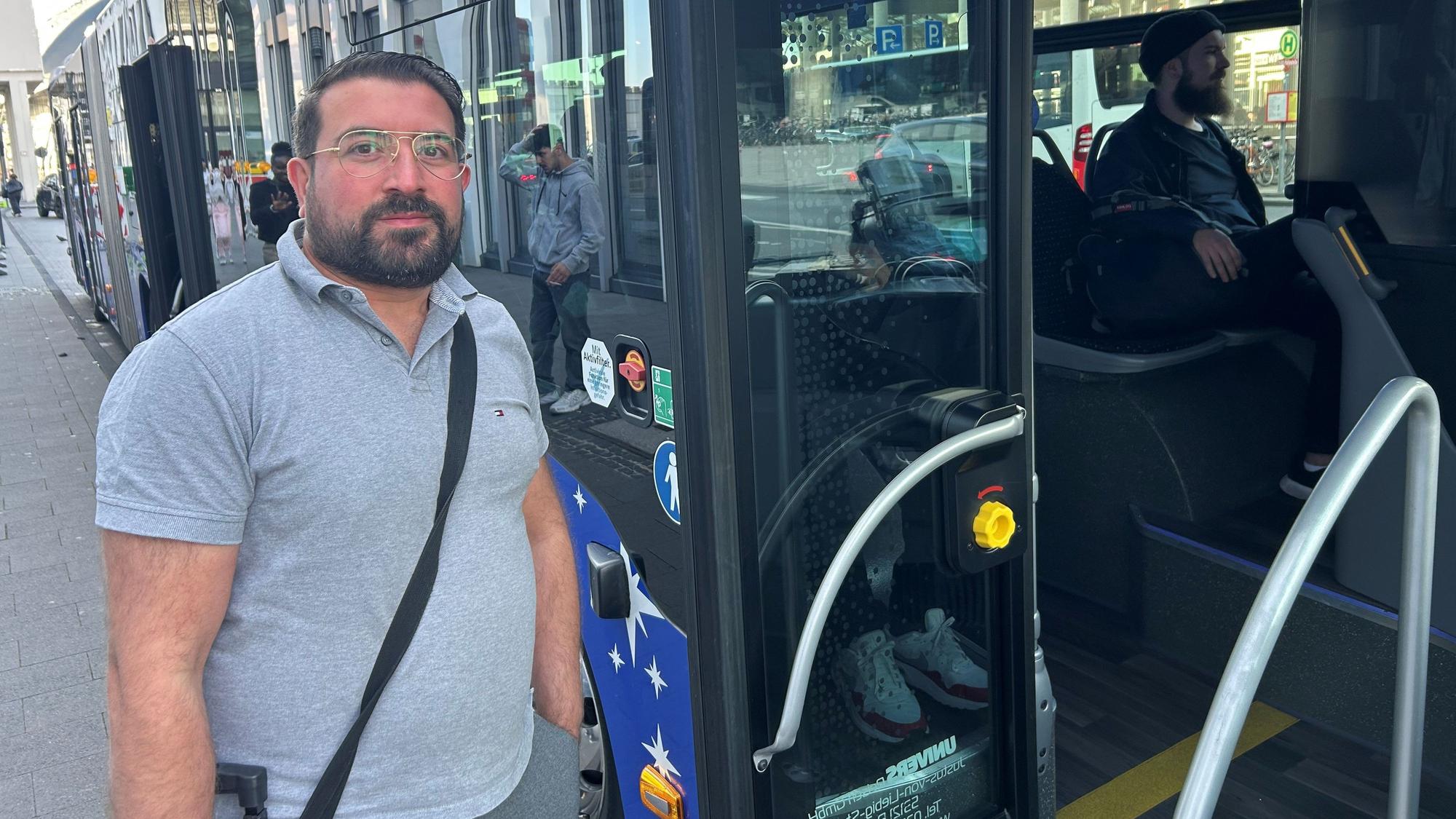 Endlich gefunden: Mahmoud M. steigt in den Ersatzbus nach Horrem, von dort will er mit dem Zug weiter Richtung Aachen fahren.