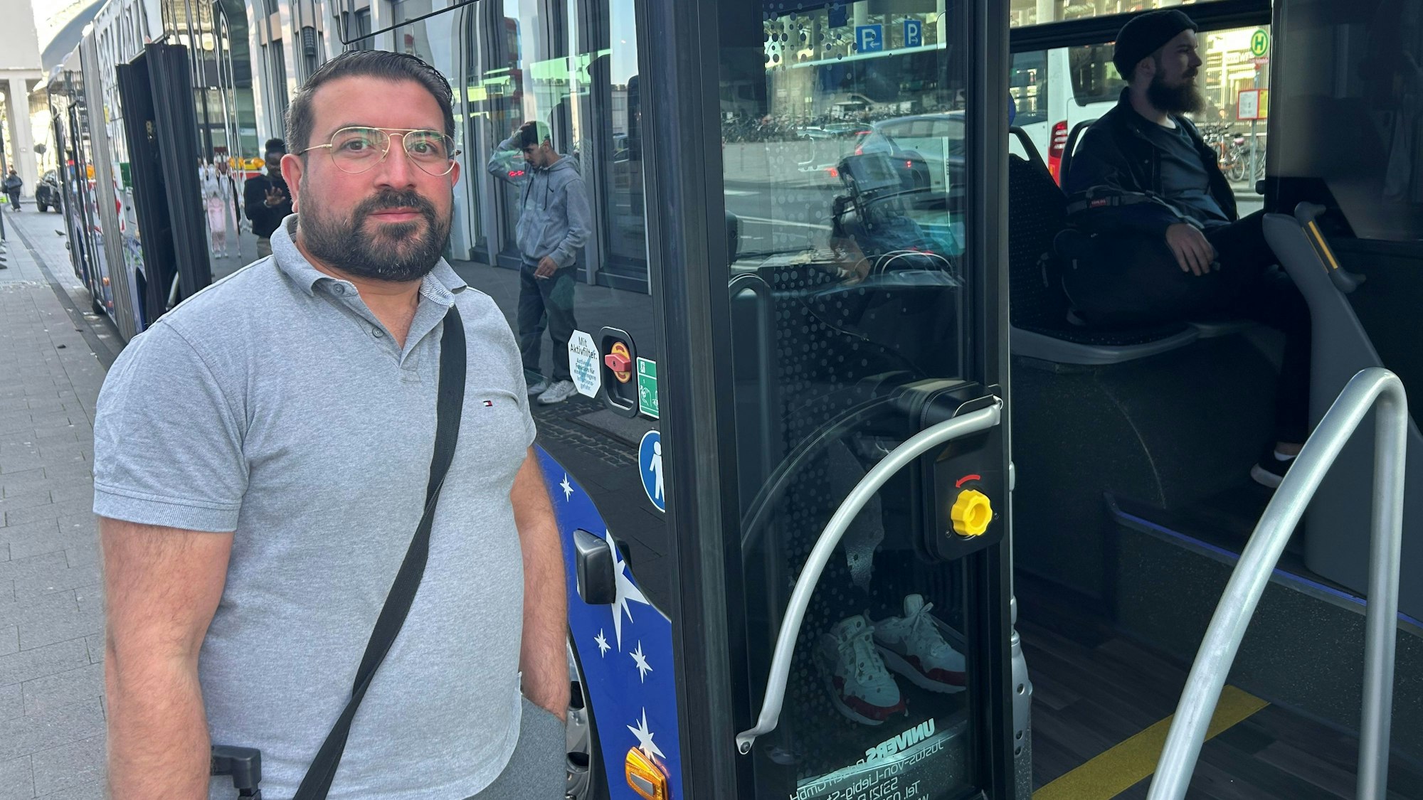 Endlich gefunden: Mahmoud M. steigt in den Ersatzbus nach Horrem, von dort will er mit dem Zug weiter Richtung Aachen fahren.