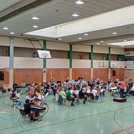 In einer Sporthalle präsentierte der OVH das Stück, mit dem er am Deutschen Orchesterwettbewerb teilnimmt.