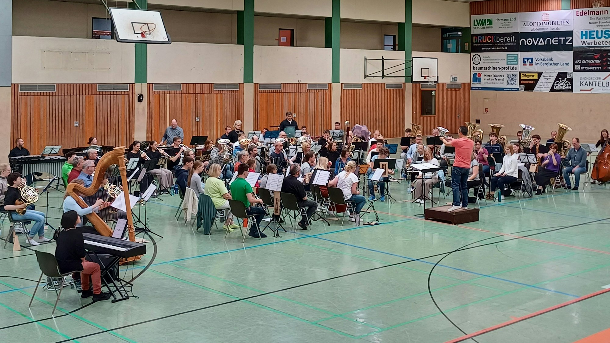 In einer Sporthalle präsentierte der OVH das Stück, mit dem er am Deutschen Orchesterwettbewerb teilnimmt.