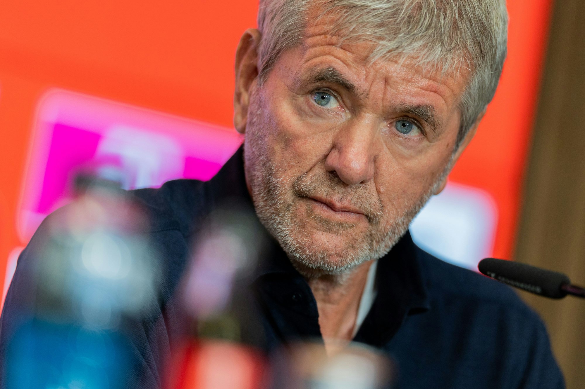 Friedhelm Funkel auf einer Pressekonferenz.