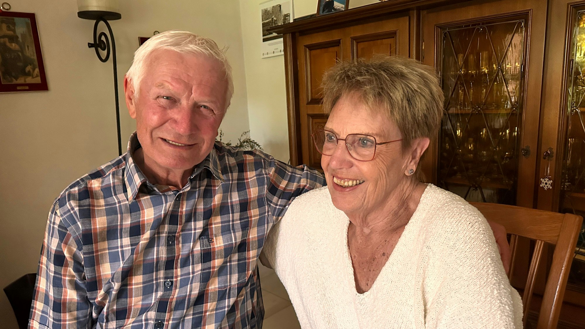 Ein Mann und eine Frau sitzen nebeneinander.