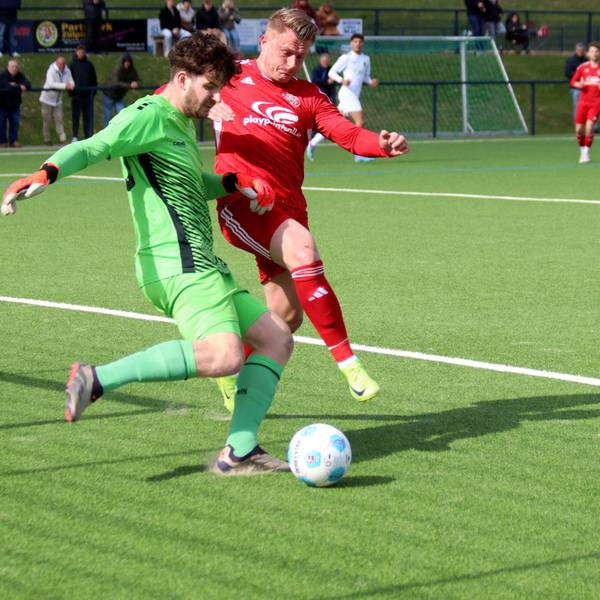 Zülpichs Stürmer Marvin Iskra im Duell mit dem Torhüter des 1. FC Düren II.