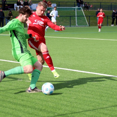 Zülpichs Stürmer Marvin Iskra im Duell mit dem Torhüter des 1. FC Düren II.