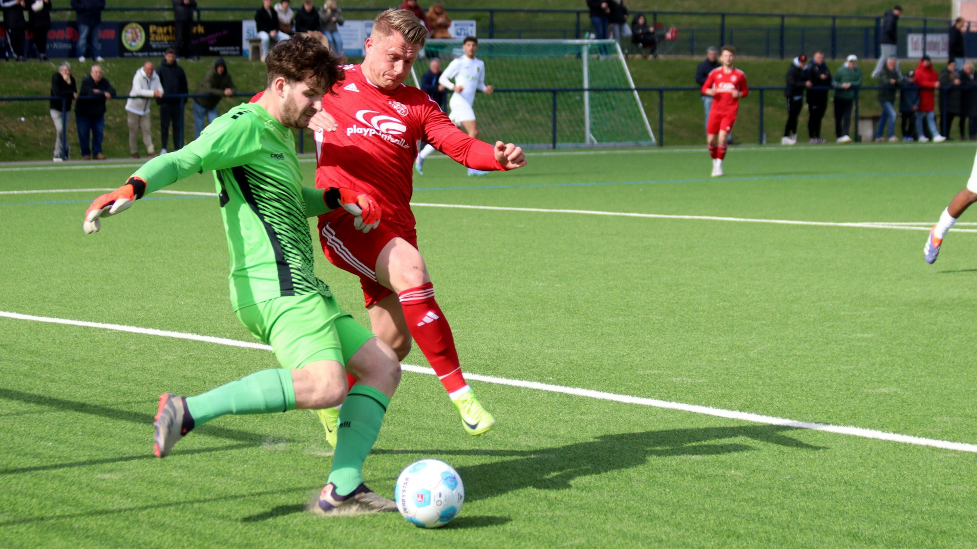 Zülpichs Stürmer Marvin Iskra im Duell mit dem Torhüter des 1. FC Düren II.