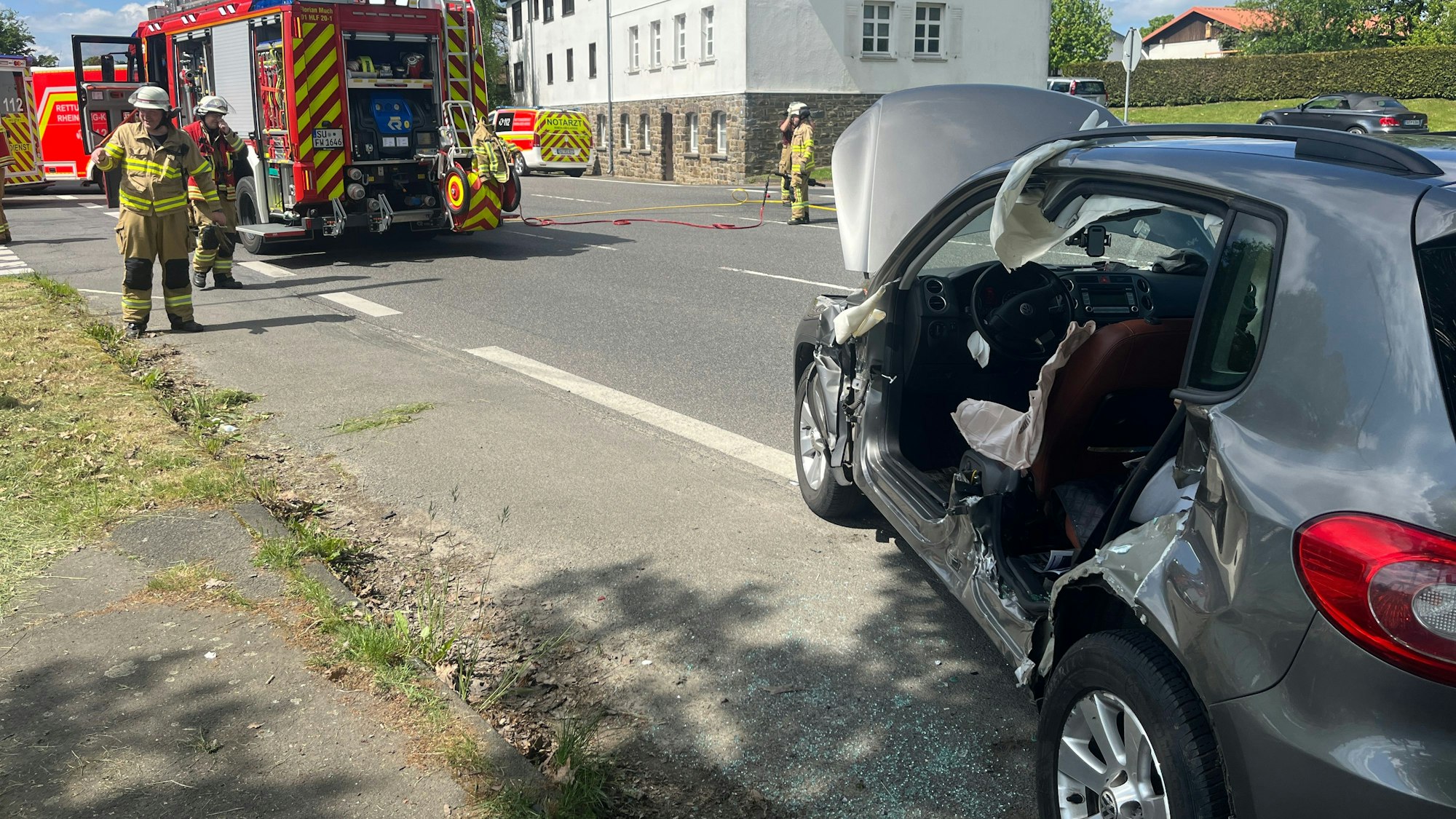 An der Kreuzung der L 312 mit der der Kreisstraße 11 sind zwei Autos zusammengestoßen, die beiden Fahrerinnen wurden verletzt.