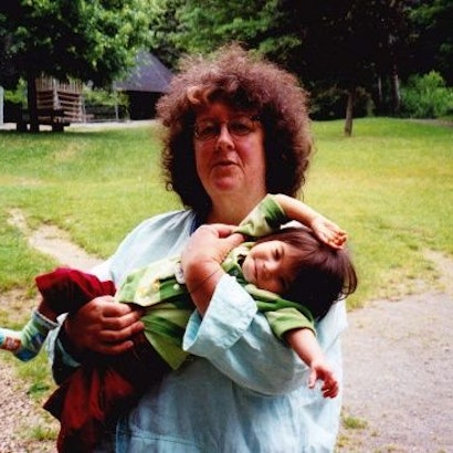 Aufnahme von Juli 2006: Marianne Schwan hält ihre knapp zwei Jahre alte Pflegetochter Edna auf dem Arm.