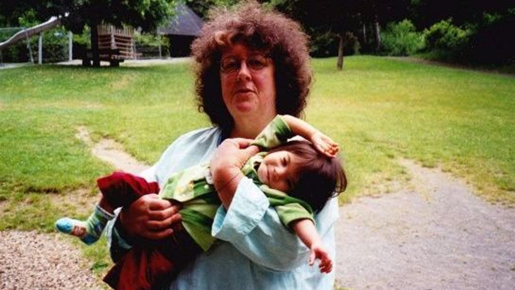 Aufnahme von Juli 2006: Marianne Schwan hält ihre knapp zwei Jahre alte Pflegetochter Edna auf dem Arm.