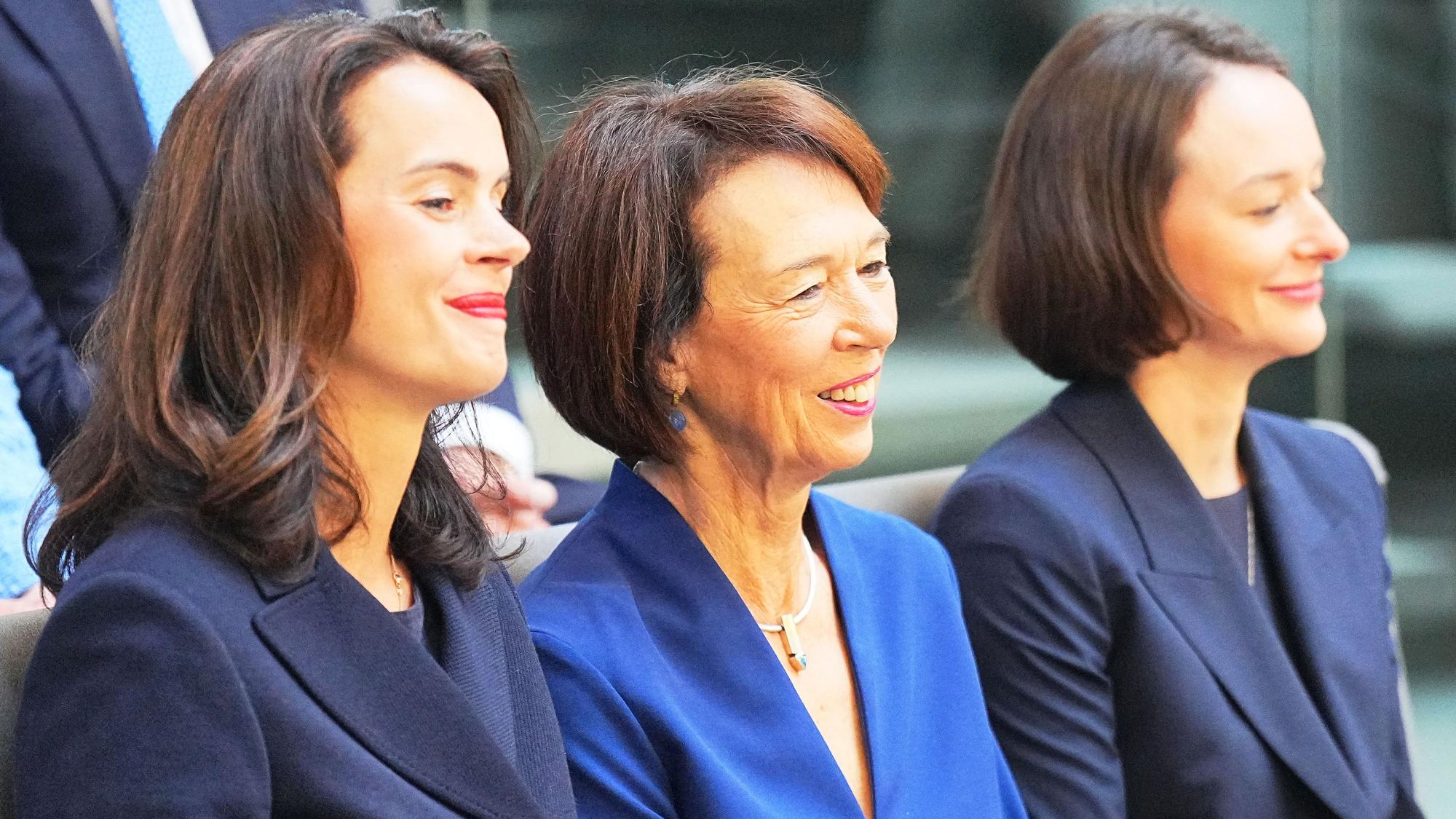Charlotte Merz (M) und ihre Töchter Carola Clüsener (l) und Constanze Merz sitzen vor der Kanzlerwahl im Bundestag auf der Tribüne.