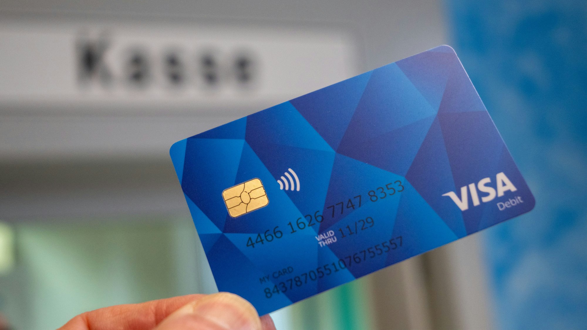 Eine blaue Musterkarte einer sogenannten Bezahlkarte für Geflüchtete in Rheinland-Pfalz.