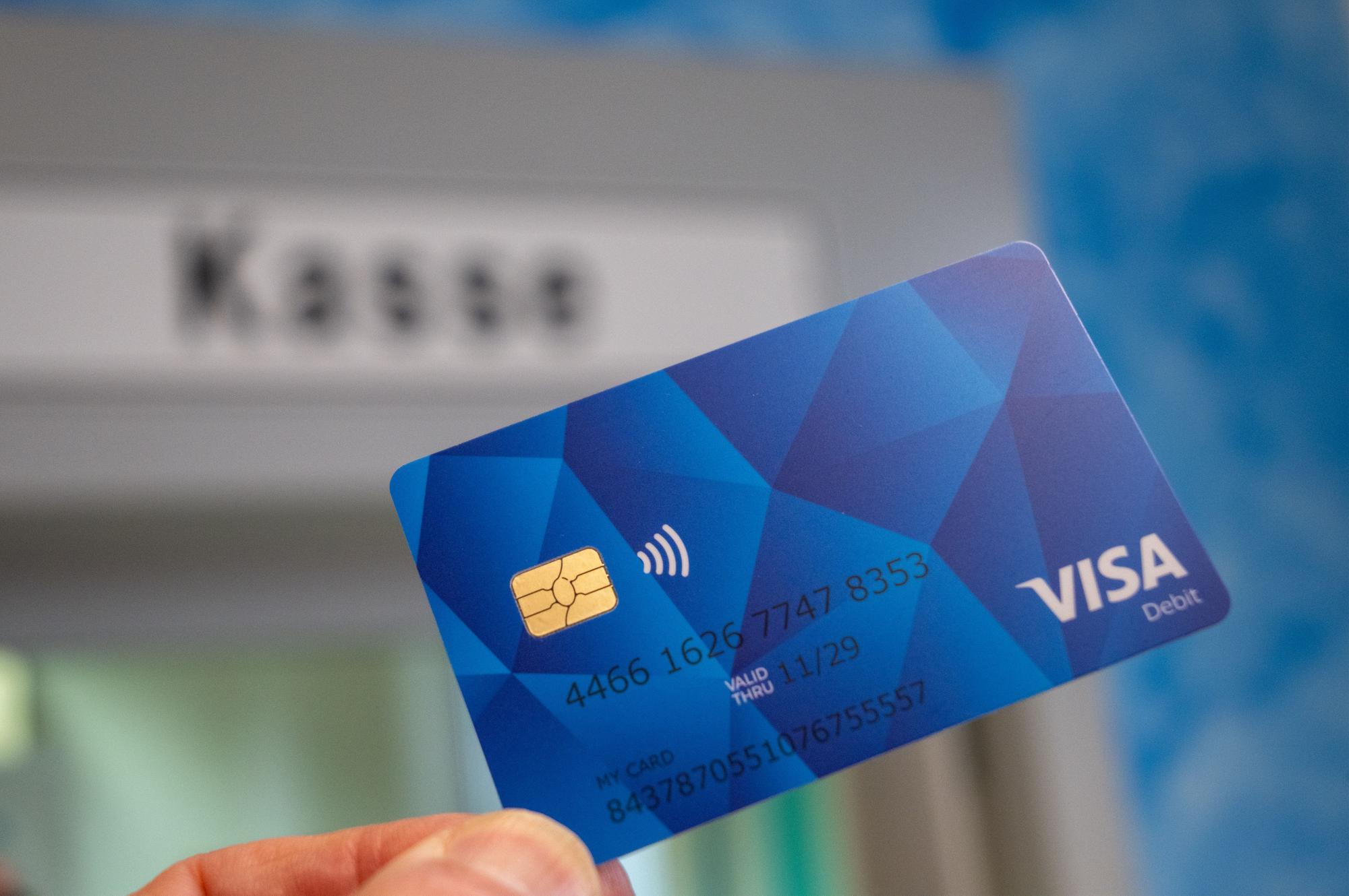 Bis März 2025 sollte alles losgehen und die Bezahlkarte als Standard gelten.