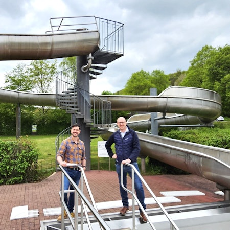 Thomas Scholzen (l.) und Bürgermeister Ingo Pfennings stehen vor der großen Rutsche im Freibad in Schleiden.