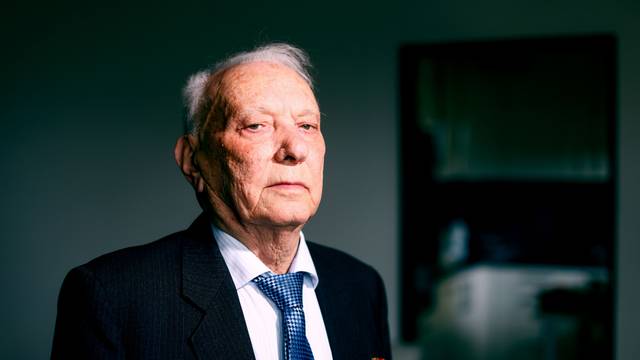 5.5.2025, Köln: Roman Shvartsman, fotografiert in seiner Wohnung in Köln. Zum Ende des Zweiten Weltkriegs vor 80 Jahren: Roman Shvartsman hat die Schoa und Stalin überlebt, 2023 wurde sein Haus in der Ukraine von einer russischen Bombe zerstört. Er lebt jetzt in Köln. Im Januar sprach er im Bundestag, am 8.5. wird er im El-De-Haus vortragen. Foto: Thilo Schmülgen