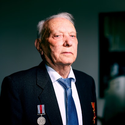 5.5.2025, Köln: Roman Shvartsman, fotografiert in seiner Wohnung in Köln. Zum Ende des Zweiten Weltkriegs vor 80 Jahren: Roman Shvartsman hat die Schoa und Stalin überlebt, 2023 wurde sein Haus in der Ukraine von einer russischen Bombe zerstört. Er lebt jetzt in Köln. Im Januar sprach er im Bundestag, am 8.5. wird er im El-De-Haus vortragen. Foto: Thilo Schmülgen