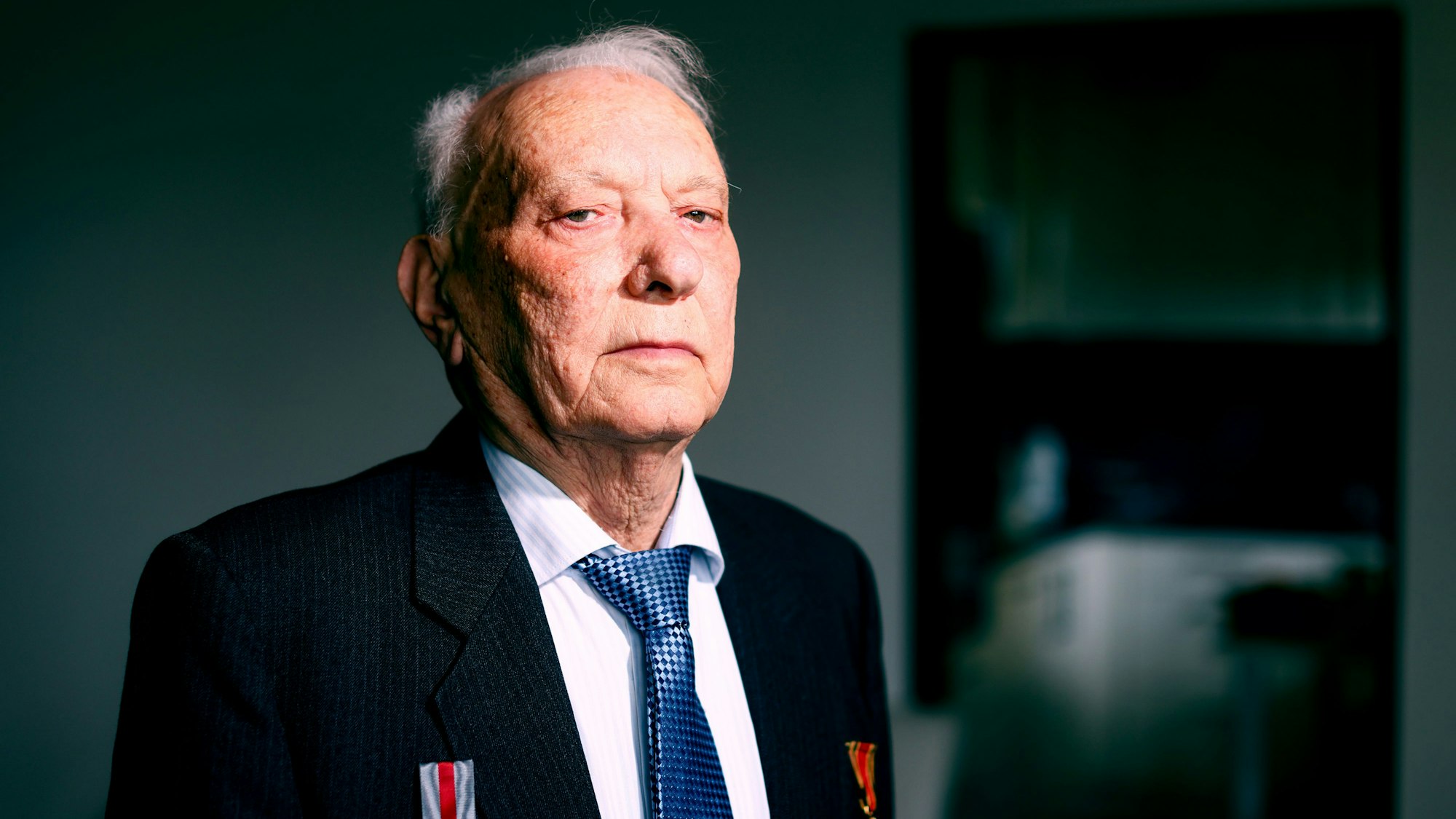 5.5.2025, Köln: Roman Shvartsman, fotografiert in seiner Wohnung in Köln. Zum Ende des Zweiten Weltkriegs vor 80 Jahren: Roman Shvartsman hat die Schoa und Stalin überlebt, 2023 wurde sein Haus in der Ukraine von einer russischen Bombe zerstört. Er lebt jetzt in Köln. Im Januar sprach er im Bundestag, am 8.5. wird er im El-De-Haus vortragen. Foto: Thilo Schmülgen